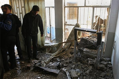 Aunque la jornada está resultando relativamente tranquila se han producido algunos episodios aislados de violencia. En el barrio de Ciudad Sáder, en la zona chií de la capital, ha habido un ataque con fuego de mortero contra un colegio electoral. Una joven que ocupaba una casa colindante (en la imagen) ha resultado herida.