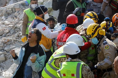 El hijo de Saadet Sendag reacciona tras el rescate de su madre en la provincia de Hatay (Turquía), este lunes. 