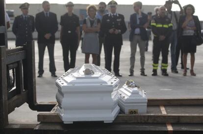 Ataúdes de víctimas de la tragedia de Lampedusa, durante su traslado a Agrigento, Sicilia, el pasado 15 de octubre.