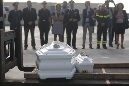 Ata&uacute;des de v&iacute;ctimas de la tragedia de Lampedusa, durante su traslado a Agrigento, Sicilia, el pasado 15 de octubre.