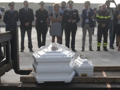 Ata&uacute;des de v&iacute;ctimas de la tragedia de Lampedusa, durante su traslado a Agrigento, Sicilia, el pasado 15 de octubre.