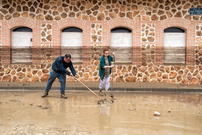 Vecinos Villaluenga de la Sagra limpian este lunes, tras las inundaciones que se han vivido en Toledo a causa de la dana. 