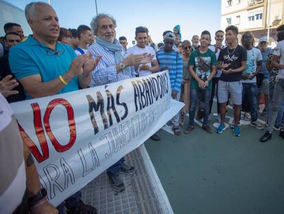 Concentración en Cádiz para pedir a la Junta que no deje en la calle a migrantes.
