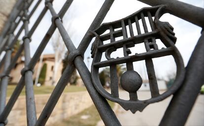 El escudo del FC Barcelona preside las puertas de la vieja residencia de jugadores de La Masia.