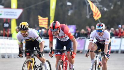 Giulio Ciccone cruza la línea de meta en la segunda etapa de la Volta a Catalunya por delante de Primoz Roglic y de Remco Evenepoel.