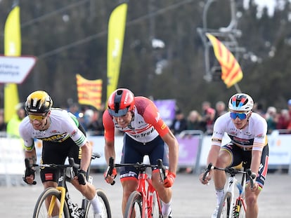 Giulio Ciccone cruza la línea de meta en la segunda etapa de la Volta a Catalunya por delante de Primoz Roglic y de Remco Evenepoel.