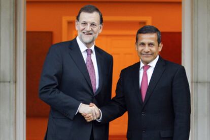 Mariano Rajoy saluda al presidente de Perú, Ollanta Humala,  en el Palacio de La Moncloa.