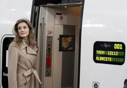 La princesa de Asturias, antes de subir al AVE en la estación de Atocha.