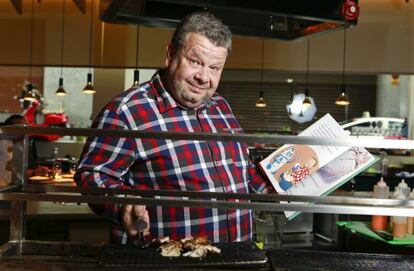 El chef Alberto Chicote, con su libro entre los fogones de su restaurante Yakitoro en Madrid.