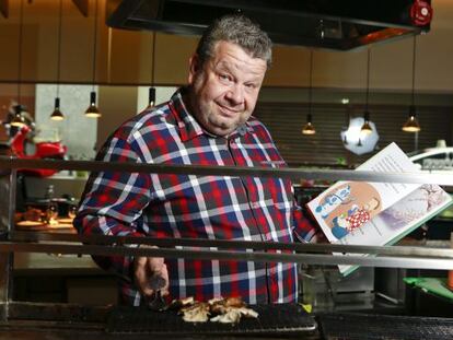 El chef Alberto Chicote, con su libro entre los fogones de su restaurante Yakitoro en Madrid.