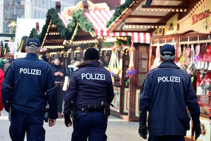 El Breitscheidtplatz, un mercado navideño ubicado en el centro de Berlín, fue atacado en 2016 por el Estado Islámico. Un año después abre sus puertas con medidas de seguridad adicionales. En la imagen, policías patrullan en el mercado navideño de Breitscheidplatz.