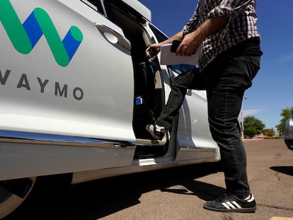 Minivan de Waymo (Alphabet) en la localidad de Mesa, en Arizona, el 16 de junio.