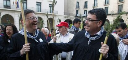 El secretario general del PSPV, Ximo Puig, y el portavoz de Comprom&iacute;s, Enric Morera, antes de iniciar la romer&iacute;a de la Santa Faz en Alicante.