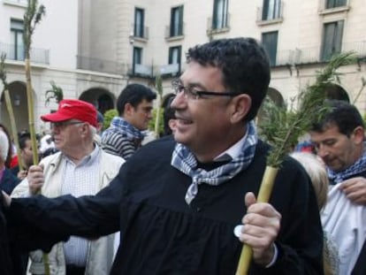 El secretario general del PSPV, Ximo Puig, y el portavoz de Comprom&iacute;s, Enric Morera, antes de iniciar la romer&iacute;a de la Santa Faz en Alicante.