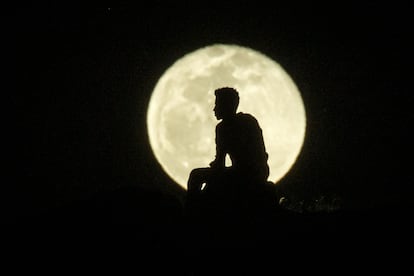 Un hombre etíope, que huyó del conflicto de Tigray, observa la salida de la Luna en una colina en el campo de refugiados de Um Raquba en Gedaref, en el Este de Sudán.