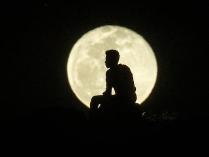 Un hombre etíope, que huyó del conflicto de Tigray, observa la salida de la Luna en una colina en el campo de refugiados de Um Raquba en Gedaref, en el Este de Sudán.