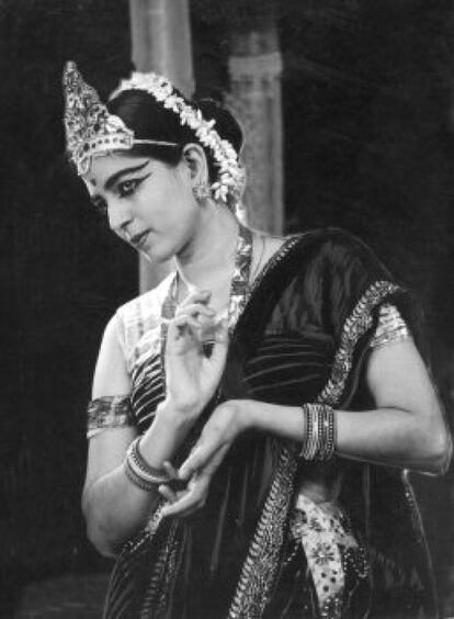 La bailarina y coreógrafa india Rukimini Devi nació en India en 1904. Devi popularizó el Bharata Natyam, un baile tradicional indio. Ella y su marido fundaron la Academia Kalakshetra de danza y música en la ciudad de Chenai, al sur del país, en 1936. Devi también se convirtió en una activista en el ámbito de la defensa de los derechos de los animales, y llegó a ocupar la presidencia de la Junta de Bienestar Animal del país con el objetivo de luchar en contra de la crueldad animal.