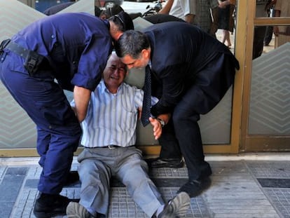 Aposentado se desespera diante de fila em ag&ecirc;ncia banc&aacute;ria em Atenas. 
