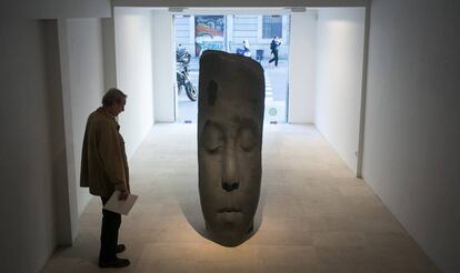 La escultura de basalto de Plensa que recibe al visitante en su exposición de Barcelona.