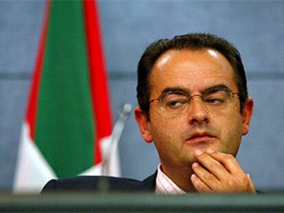 El consejero del Interior, Javier Balza, hoy en rueda de prensa en Bilbao
