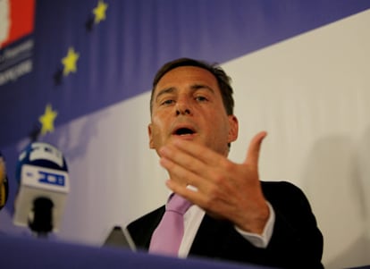 El titular de Inmigración francés, Enric Besson, en rueda de prensa tras su reunión con la Comisión Europea en Bruselas.