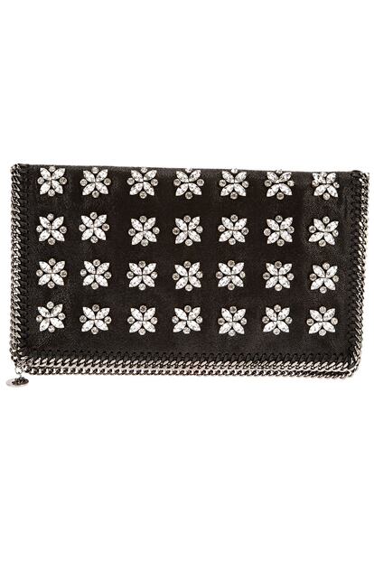 Cartera negra con flores incrustadas de Stella McCartney (980 euros).