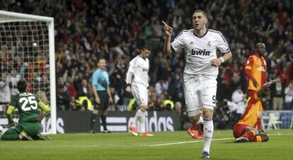 Benzema celebra su gol, el segundo del Madrid.