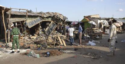 Curiosos en la escena de un atentado de Boko Haram en Nigeria.