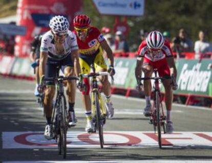 Valverde, a la izquierda, Contador y Purito, pelean por las bonificaciones en la llegada a San Miguel de Aralar.