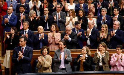 El presidente del Gobierno, Pedro Sánchez, y parte del Ejecutivo, durante la inauguración de la XIV Legislatura. Al fondo, la bancada socialista.