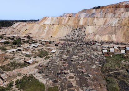 Una vista aérea muestra a mineros artesanales trabajando en una mina de cobalto y cobre, el 26 de mayo de 2025 cerca de Kolwezi, República Democrática del Congo.