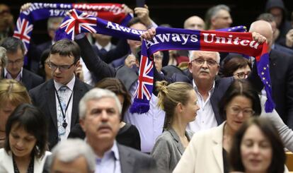 Miembros del Parlamento Europeo reaccionan tras ratificar el acuerdo de Brexit en el Parlamento Europeo, este miércoles en Bruselas. 