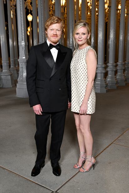 Jesse Plemons y Kirsten Dunst, ambos de Gucci.