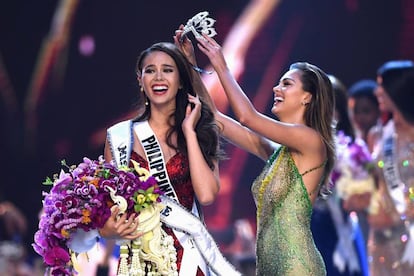 Catriona Gray, Miss Filipinas, es coronada 'miss' Universo 2018 por su predecesora, Demi-Leigh Nel-Peters.