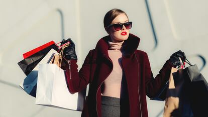 Una mujer de compras con bolsas de moda