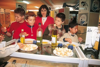 Fue la feria del producto fresco, en 2003, y en esta edición participaron alumnos de 16 colegios madrileños en diferentes talleres infantiles: del salmón, del queso, del aceite de oliva, del jamón, del pan.. Todo para educar a los niños a comer mejor en un país en el que la obesidad infantil es cada vez más habitual entre los pequeños.