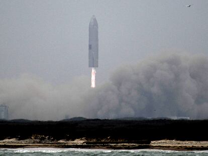 La 'Starship SN15 ', en el momento de su aterrizaje este jueves en Texas.