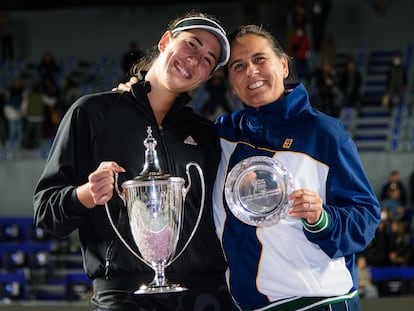 Garbiñe Muguruza y Conchita Martínez posan con el trofeo en la pista de Guadalajara (México).