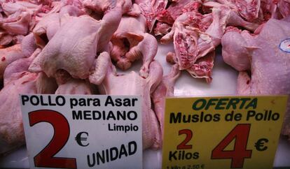 Unos pollos se ofertan en el mercado central de Valencia.