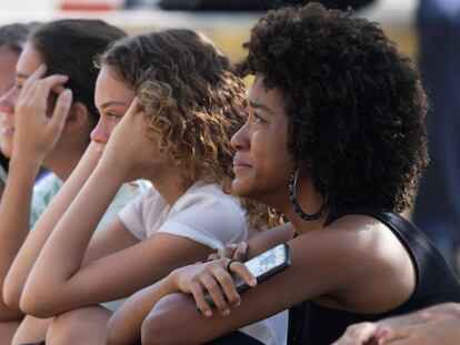 Estudantes e pesquisadoras choram em frente ao Museu Nacional, no Rio de Janeiro, destruído por um incêndio.