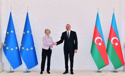 El presidente de Azerbaiyán, Ilham Aliyev, saluda a la presidenta de la Comisión Europea, Ursula von der Leyen, en Baku