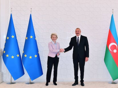 El presidente de Azerbaiyán, Ilham Aliyev, saluda a la presidenta de la Comisión Europea, Ursula von der Leyen, en Baku