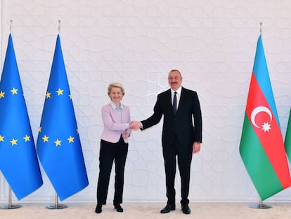 El presidente de Azerbaiyán, Ilham Aliyev, saluda a la presidenta de la Comisión Europea, Ursula von der Leyen, en Baku