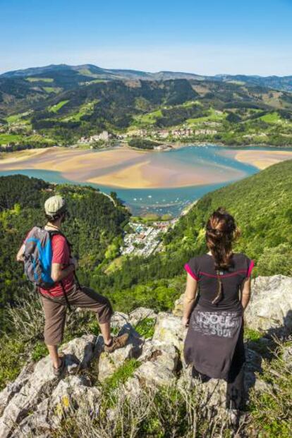 La reserva de la biosfera de Urdaibai vista desde el mirador de San Pedro de Atxarre, en la costa de Bizkaia.