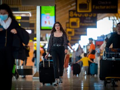 Karla Z. V. en el aeropuerto de Barajas el 11 de mayo, portando su maleta, en cuyo bolsillo exterior la Guardia Civil encontró una pistola días antes.