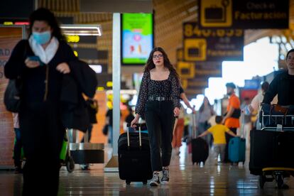 Karla Z. V. en el aeropuerto de Barajas el 11 de mayo, portando su maleta, en cuyo bolsillo exterior la Guardia Civil encontró una pistola días antes.