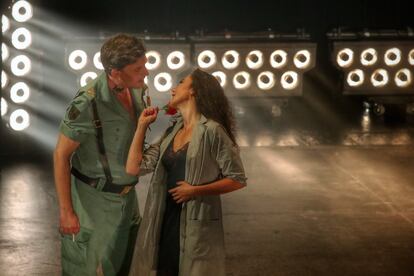 Carmen (Stéphanie D'Oustrac) seduce al teniente Zuñiga (Jean Teitgen) durante el primer acto de Carmen en el montaje, dirigido por Calixto Bieito, programado por el Teatro Real hasta el 17 de noviembre. Este es una de las producciones más representadas (hasta 35 veces), y polémicas, de la ópera de Bizet.