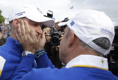 Paul McGinley, a la derecha, celebra el triunfo junto a Jamie Donaldson.