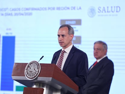 El subsecretario de Salud, Hugo López-Gatell, junto al presidente de México, Andrés Manuel López Obrador, en una conferencia de abril de 2020.