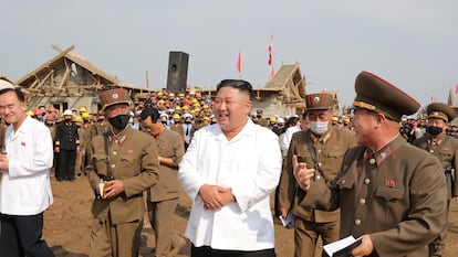 El líder norcoreano, Kim Jong-un, supervisa una zona inundada por un tifón en septiembre de 2020.